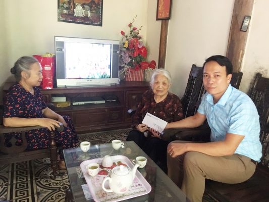 Ông Phạm Ngọc Hinh – đại diện Tập đoàn Nhựa Đông Á đến thăm và trao tặng kinh phí phụng dưỡng Bà mẹ Viêt Nam anh hùng Phạm Thị Quy năm 2019.