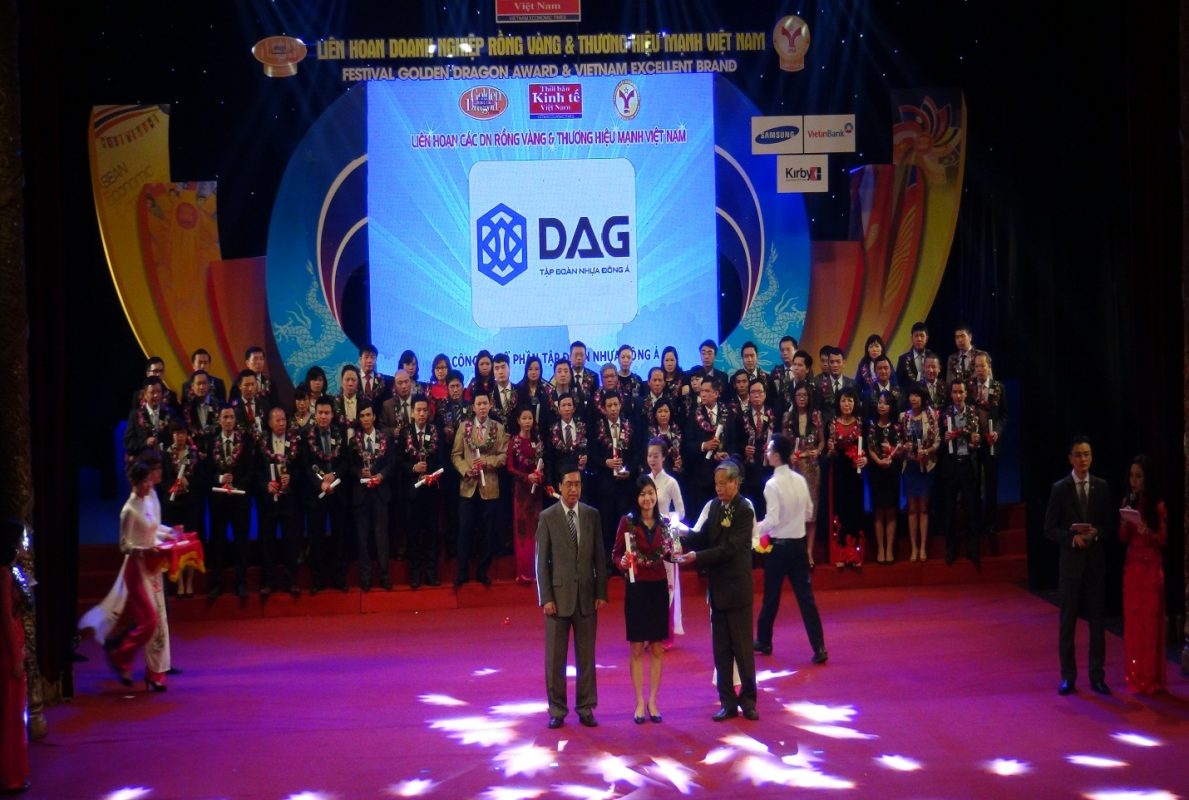 Bà Nguyễn Thị Việt Hà- Phó Tổng Giám đốc DAG nhận giải thưởng Thương hiệu mạnh 2014