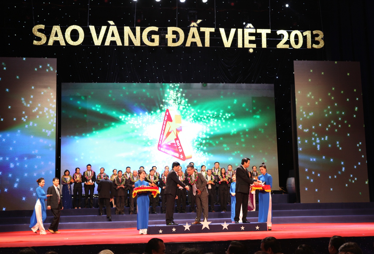  Ông Nguyễn Bá Hùng, Chủ tịch HĐQT kiêm Tổng GĐ Tập đoàn Nhựa Đông Á nhận giải thưởng Sao Vàng Đất Việt